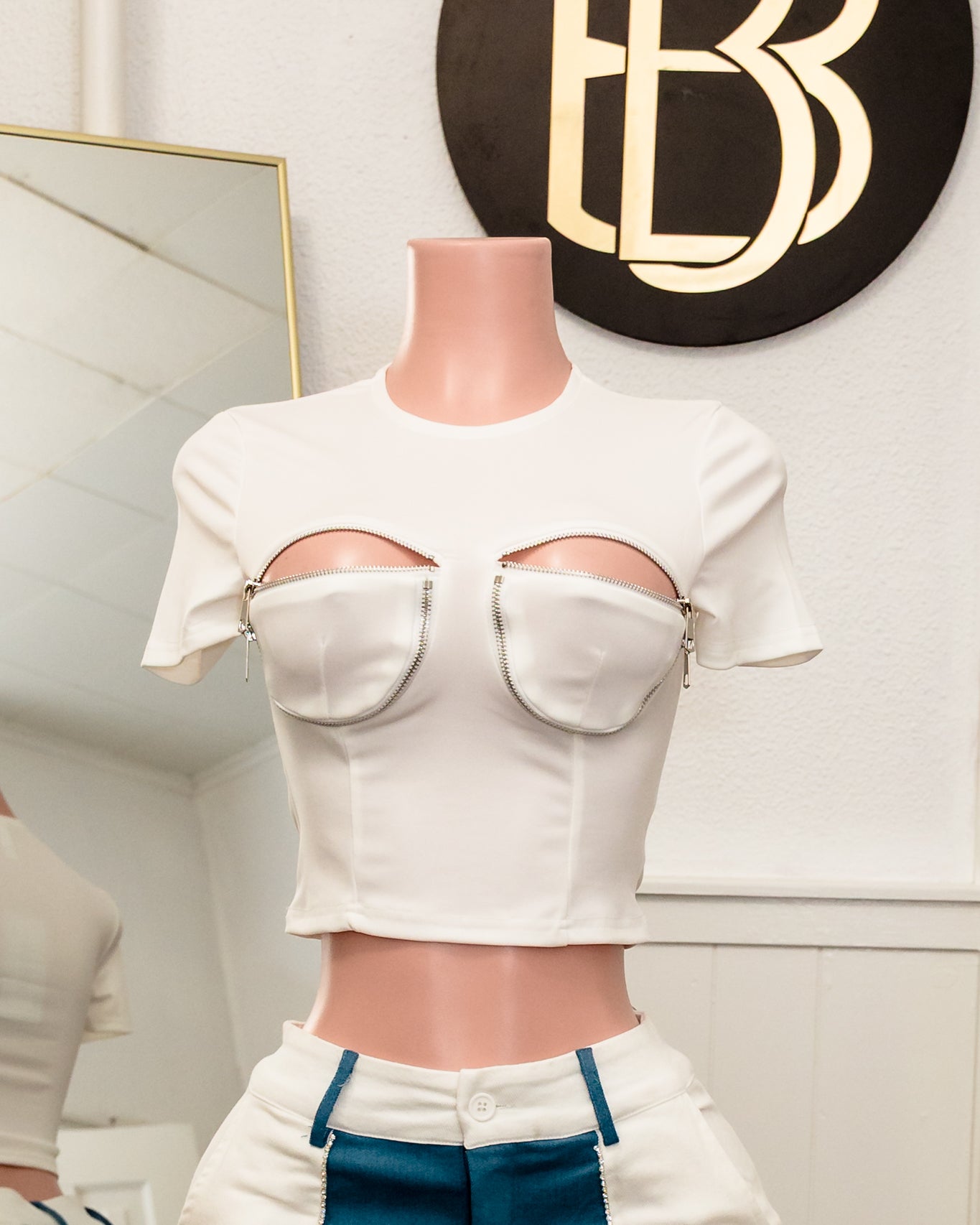 Crop Top Blanco con Cierres Decorativos