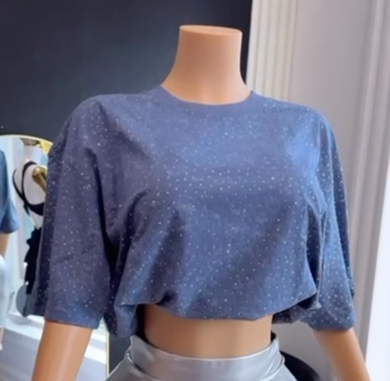 Crop tee azul “Stardust” con microbrillos