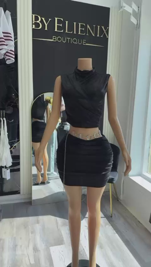 Set negro satinado – Top cuello alto + falda drapeada